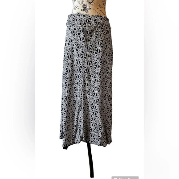 Christopher & Banks beautiful long flowy skirt   Size 8. - Picture 2 of 4